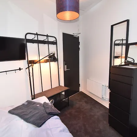 Eight Rooms-2